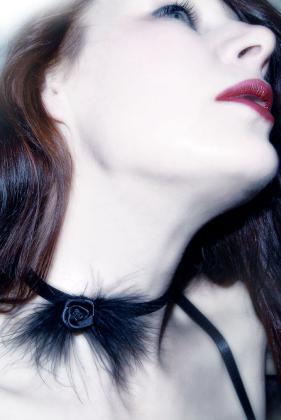 Schwarzes Satin Halsband -Black Rose- mit Flauschfedern von mondin