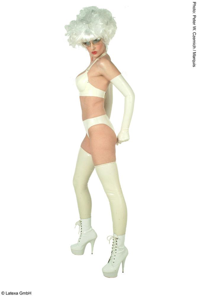 Latex Bettstiefel weiß zu anderen weißen Dessous getragen*